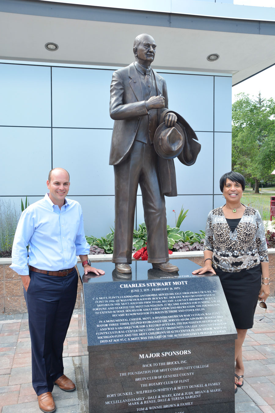 Ridgway White (C. S. Mott Foundation President) and Dr Beverly Walker-Griffea (MCC President)